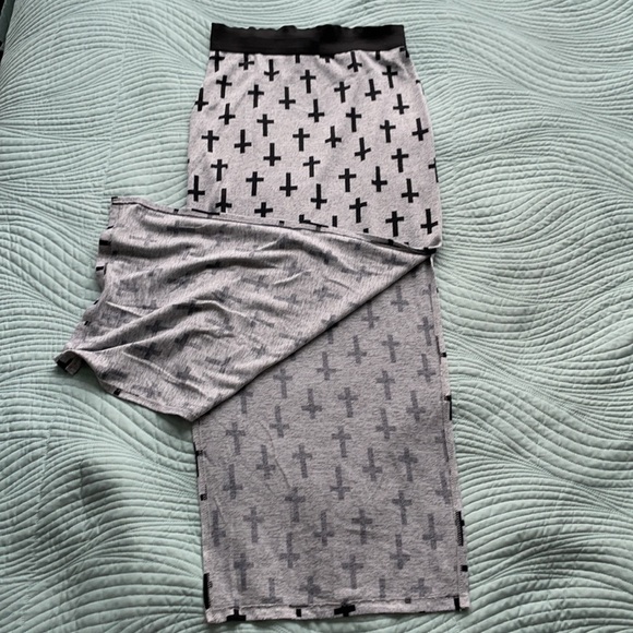 grey skirt with cross pattern - Picture 2 of 3
